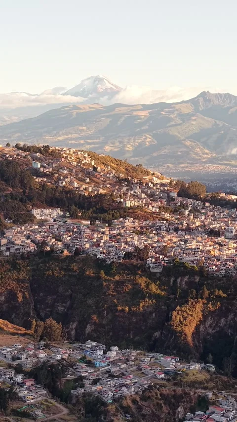 Vertical Quito Hillside Cityscape With Andean Mountains Vidéo 345455201