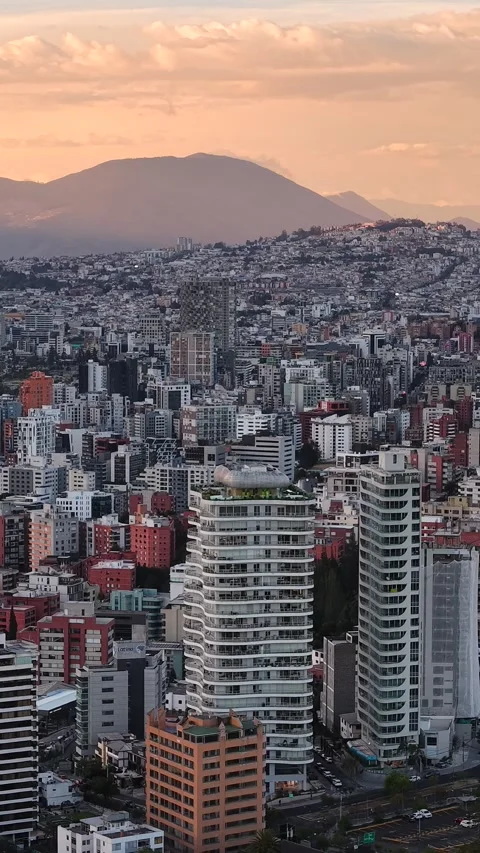 Vertical Quito Skyline With Mountains at Sunset Vidéo 345455218