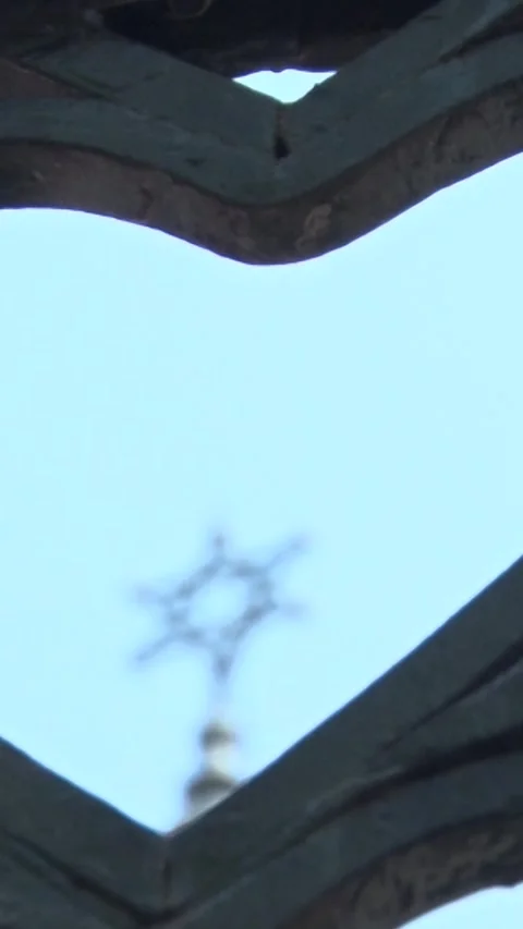 Vertical Rack Focus to the Star of David on Synagogue Dome Vidéo 329701254
