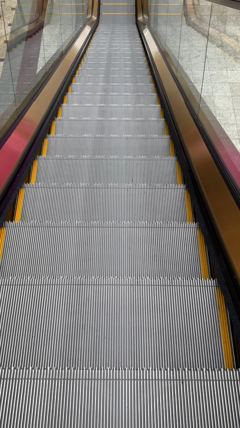 Vertical. Riding elevator staircase down Vídeos de archivo 260542320
