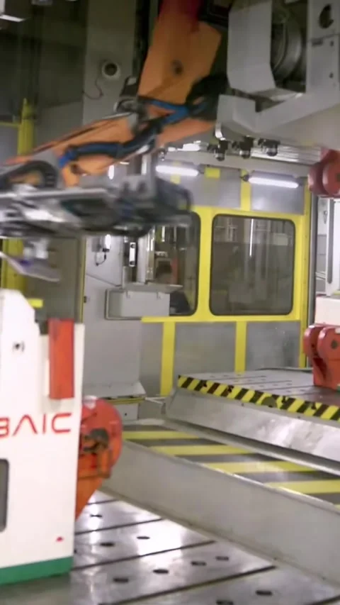 Vertical Robotic Arm Handling Car Components at BAIC BluePark Factory Vídeos de archivo 332956632