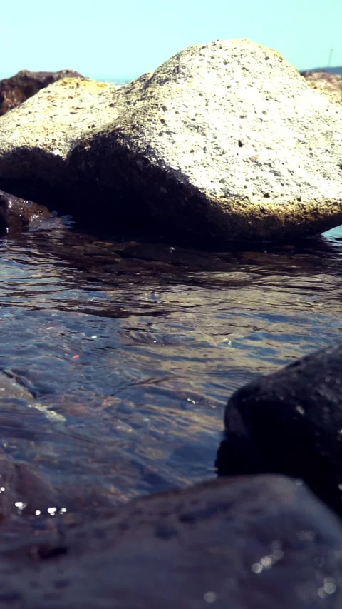 Vertical Rocky Seashore 動画素材 312990536