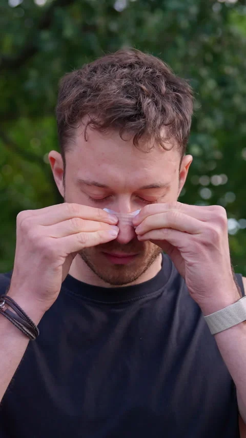 Vertical Runner Applying Nasal Breathing Strip Vidéo 348713718