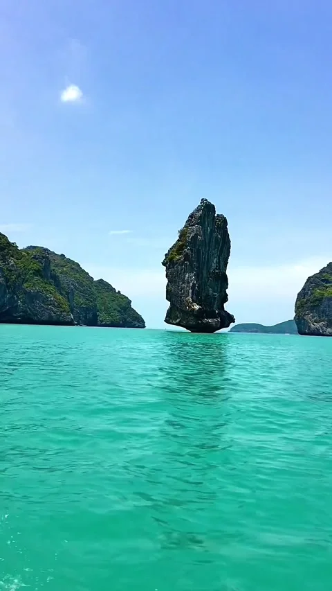 Vertical Sail Shaped Limestone Rock in Ang Thong Marine Park Vídeos de archivo 336472475