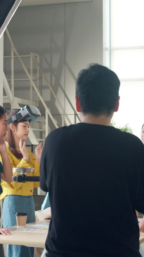 Vertical Screen : Behind the scenes video production crew team shooting. 動画素材 337021763