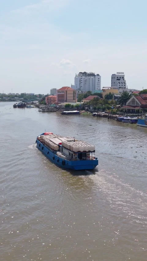Vertical screen Blue Cargo Boat On Can Tho River Under Bright Sky, Approaching 库存影片 336469428