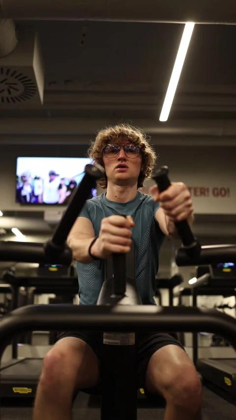 Vertical screen: Despite the effort, his face seems to show discomfort, potentia 库存影片 301676833