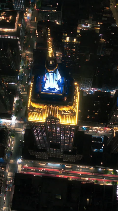 Vertical Screen Empire State Building Aerial View at Night Vídeo Stock 251665212