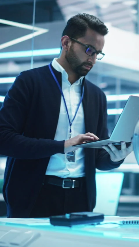 Vertical Screen Engineer with Laptop Developing Turbine Engine 스톡 동영상 229844626