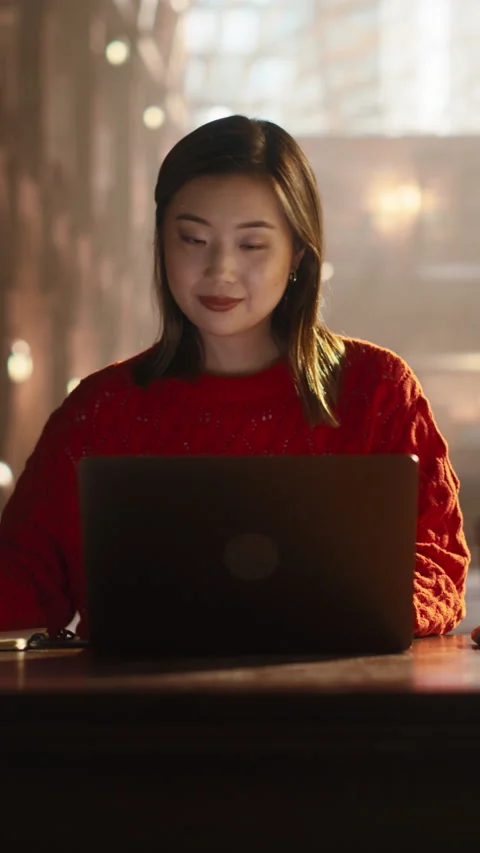 Vertical Screen Female Using Laptop in Library 動画素材 251807307