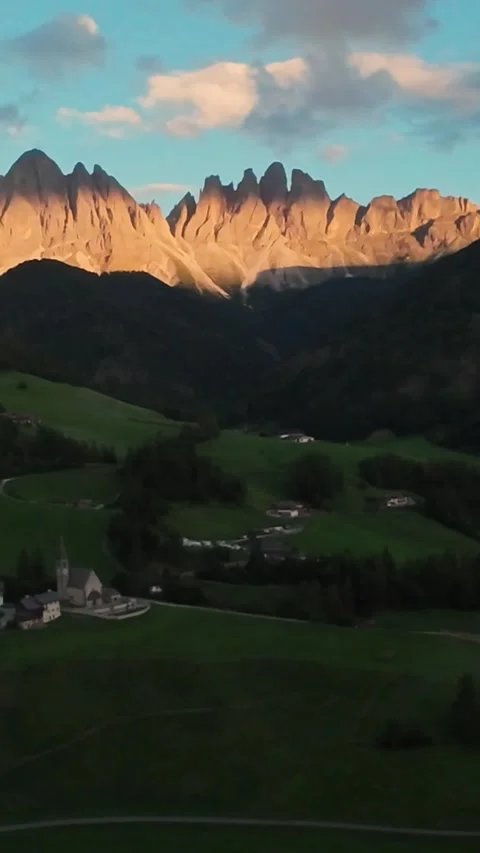 Vertical Screen GoldenHour Alpine Ridge Alpenglow Peaks Silhouette Of Hiker On Vídeo Stock 324636619