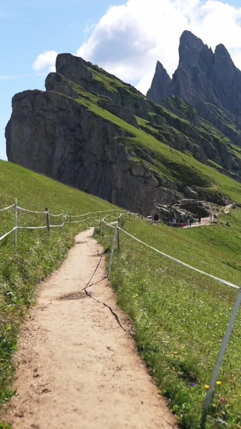 Vertical screen hiking trail leading toward jagged Dolomites peaks in Italy Vídeo Stock 318664161