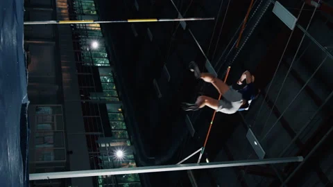 Vertical Screen Male Pole Vault Jumps Over Bar Vídeos de archivo 160804155