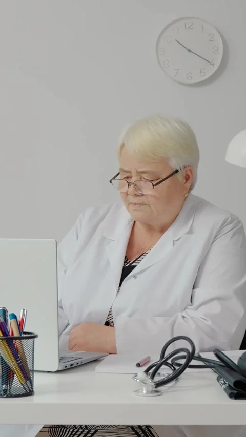 Vertical Screen Medical worker saving patients history data in computer. Video stock 299991134