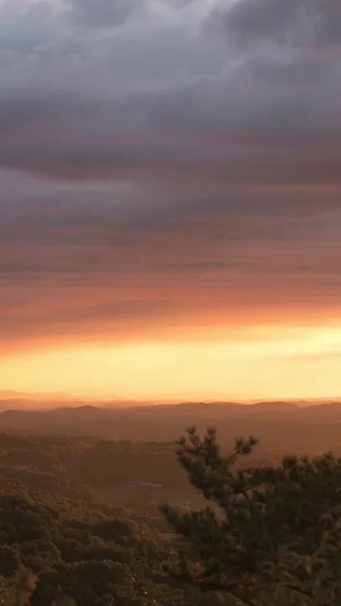 Vertical screen moody sunset over appalachian mountain valley layers, low clouds Vidéo 323242325