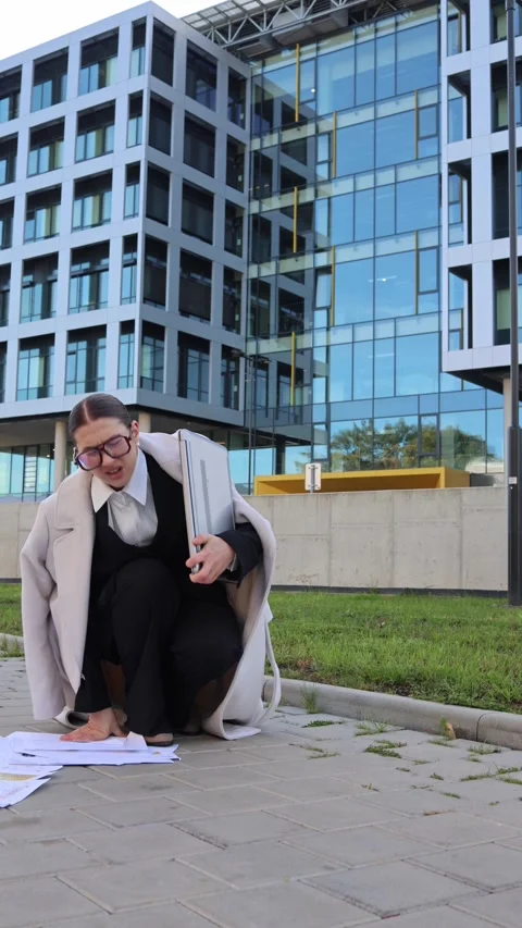 Vertical screen office worker overwhelmed Stock Footage 325453637