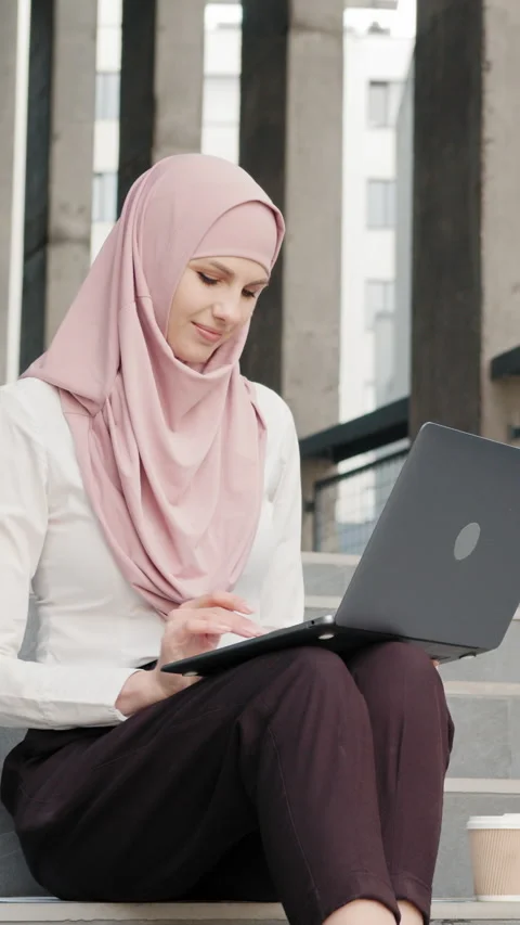 Vertical Screen: Portrait of attractive arabian woman in elegant clothes and Stock Footage 272817030