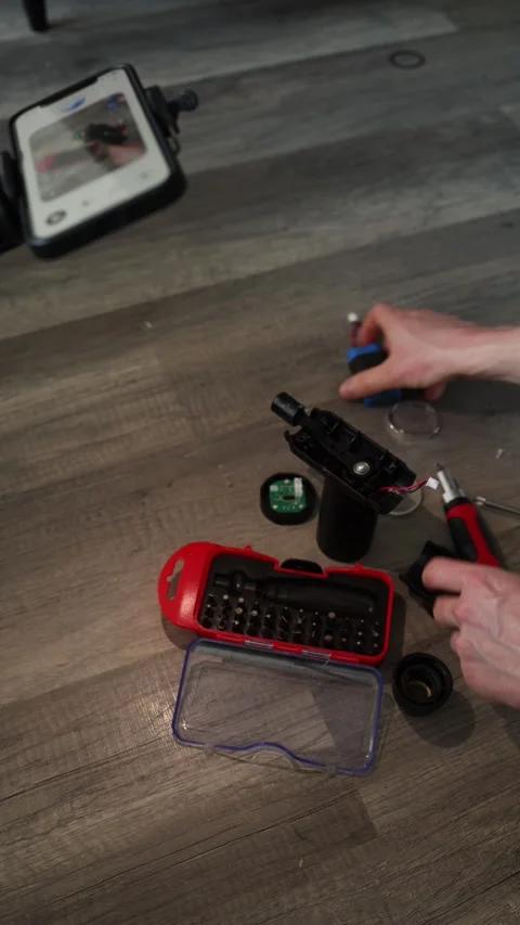 Vertical screen real-time AI support helps fix electronic devices at home guidin Stock Footage 307341079