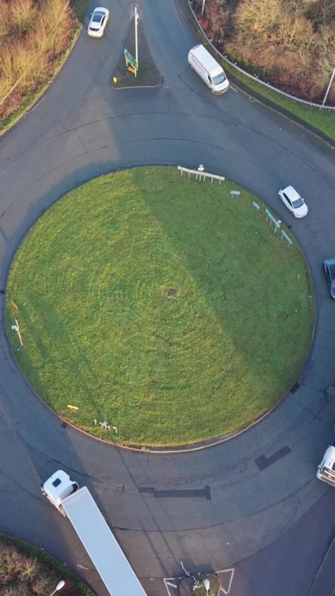 Vertical screen Roundabout Bustling With Vehicles. Aerial Perspective Shows Vidéo 333197983