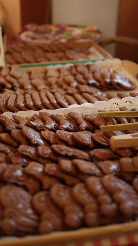 Vertical screen rows of traditional gingerbread cookies neatly arranged on marke Stock Footage 318869394