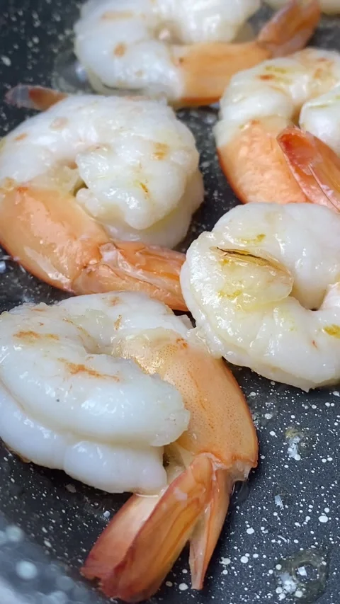 Vertical screen: Shrimp fried in a frying pan - close-up. Cooking large shrimp Stock Footage 240540521