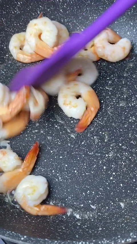 Vertical screen: Shrimp fried in a frying pan - close-up. Cooking large shrimp Stock Footage 240540570