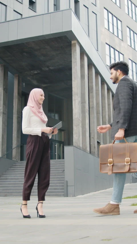 Vertical Screen: Side view of muslim business partners in formal clothes Stock Footage 272793421