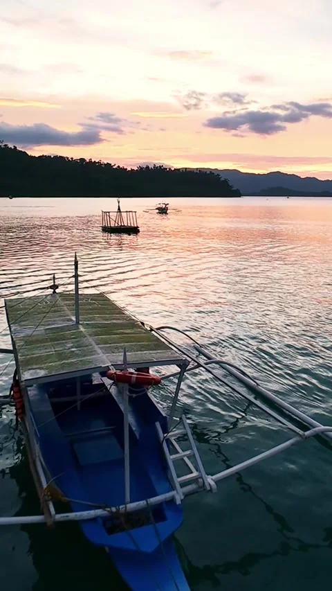 Vertical screen sunset boat view at Port Barton, Philippines Stockbeeldmateriaal 318900790