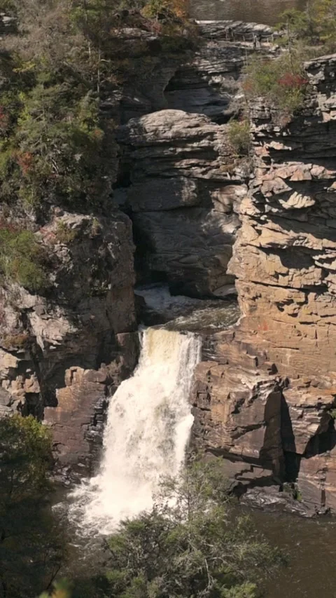 Vertical Screen Waterfall Cascading Through Rugged Rocky Gorge At Linville Falls Stockbeeldmateriaal 325059670
