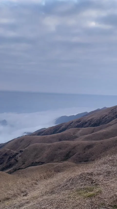 Vertical Sea Of Clouds Over Highland Mountains Видео 333940169