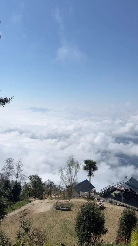 Vertical Sea of clouds over mountain resort holiday houses in China 動画素材 333824529