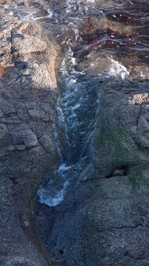 Vertical sea water rushing between coastal rocks in Brittany, France Vídeos de archivo 321756285