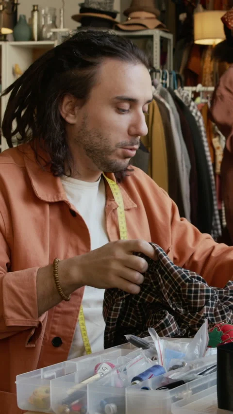 Vertical of Second Hand Shop Worker Recording Upcycling Tutorial 動画素材 327823164