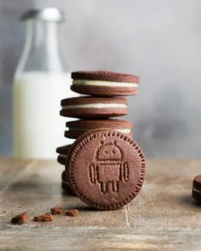 A vertical selective closeup shot of stacked chocolate cookies with white cre Stock Photos