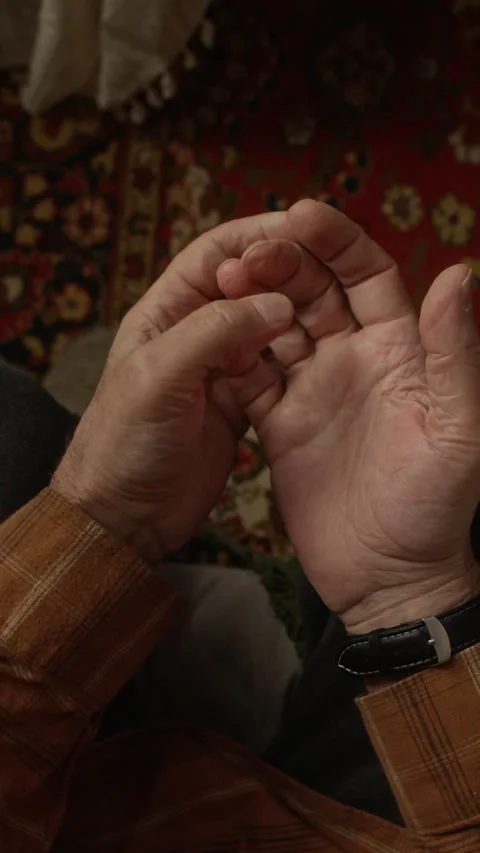 Vertical of Senior Man Massaging Painful Hands Suffering from Arthritis Vídeo Stock 337574657
