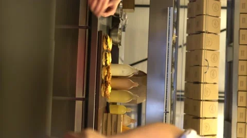 Vertical Shoot : Chicken burger preparation process Video stock 196172632
