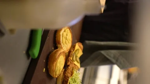 Vertical Shoot : Chicken burger preparation process Video stock 196173712