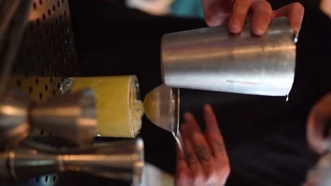 Vertical Shoot : Cocktail Making Video stock 196177092