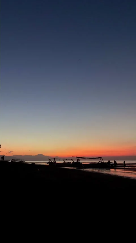 Vertical shot of beach dawn with boat silhouettes and copy space Bali Vidéo 343796811