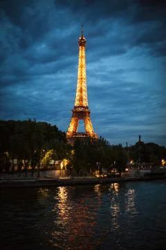 A vertical shot of the beautiful Eiffel Tower captured at twilight in Paris,  Fotos de archivo