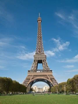 Vertical shot of the beautiful Eiffel Tower captured in Paris, France Stockfoto's