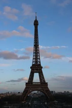 Vertical shot of a beautiful Eiffel Tower in the evening in Paris, France Stock-Fotos