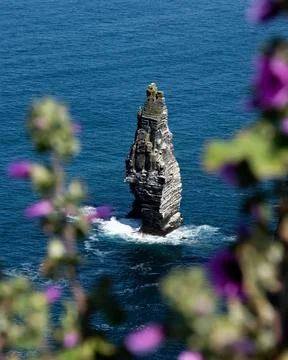 Vertical shot of Branaunmore sea stack at Cliffs of Moher, Ireland Foto stock