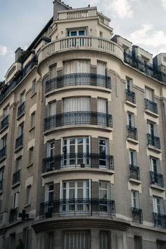 Vertical shot of a building from a corner under cloudy sunny sky in Paris, Franc 스톡 사진