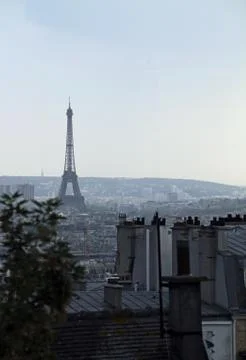 Vertical shot of buildings and the Eiffel tower in the distance at Paris Stockfoto's