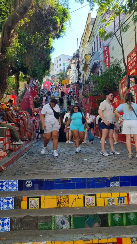 Vertical shot of the bustling Escadaria Selarón in Rio de Janeiro, showcasing 库存影片 339775796