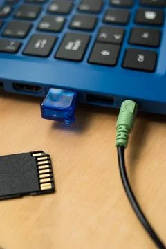 Vertical Shot of Cable Connected to Laptop on Desk Foto stock