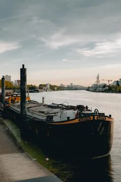 Vertical shot of a cargo beach in the river in Paris Foto stock