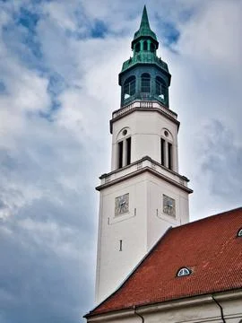 Vertical shot of a clock tower under the cloudy sky 스톡 사진