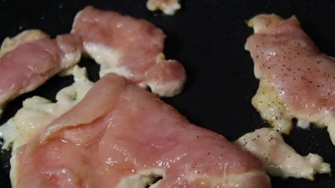 Vertical shot Close up of a grilled chicken breast on a black pan with olive oil Video stock 142398532